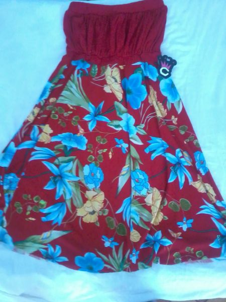 vestido floral vermelho